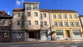 Frontansicht Große Straße Nr.60) und Altbau (Nr.58) - Общая квартира для пожилых людей для продажи в Лесен-Сельский округ Людвигслюст, Германия