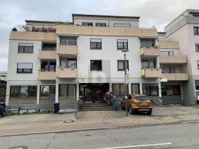 Lakó-és kereskedelmi épület eladó a  oldalon. Merzhausen-Landkreis Breisgau-Hochschwarzwald, Németország