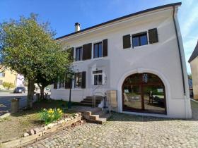Lapos kiadó a  oldalon. Dornach, Svájc