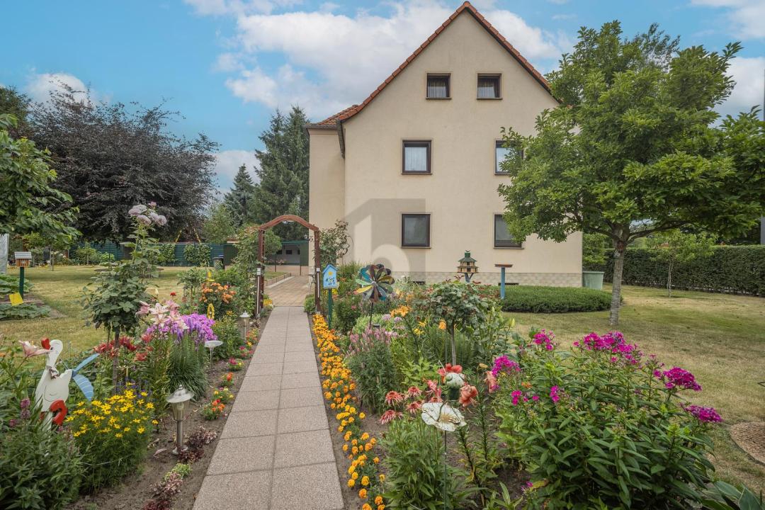 Két családi ház eladó a  oldalon. Radebeul-Naundorf, Németország