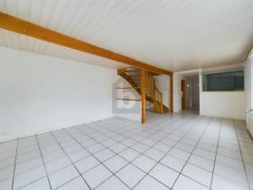 Casa multifamiliar à venda em Vicques, Suíça