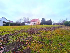 قطعة أرض المبنى للبيع في Pottendorf-Katastralgemeinde Siegersdorf, النمسا