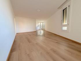 Lapos Eladó a oldalon. Reinach, Svájc Lapos Eladó a oldalon. Reinach, Svájc