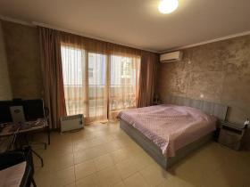 フラット 販売中 で 晴れた海辺-Burgas, ブルガリア