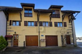 منزل مركزي مدرّج للبيع في Eysins, سويسرا