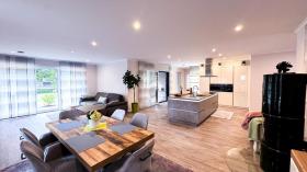 Living & Firm, business-like À venda em Westoverledingen-Leer, Alemanha Living & Firm, business-like À venda em Westoverledingen-Leer, Alemanha